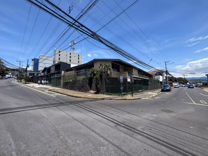 VENTA DE CASA ESQUINERA – USO DE SUELO MIXTO