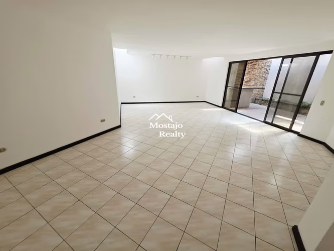 Venta de Casa, Condominio por el Country Club de Escazú, 4 parqueos - Imagen 2