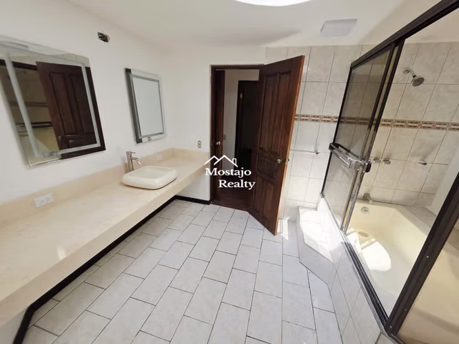 Venta de Casa, Condominio por el Country Club de Escazú, 4 parqueos - Imagen 5