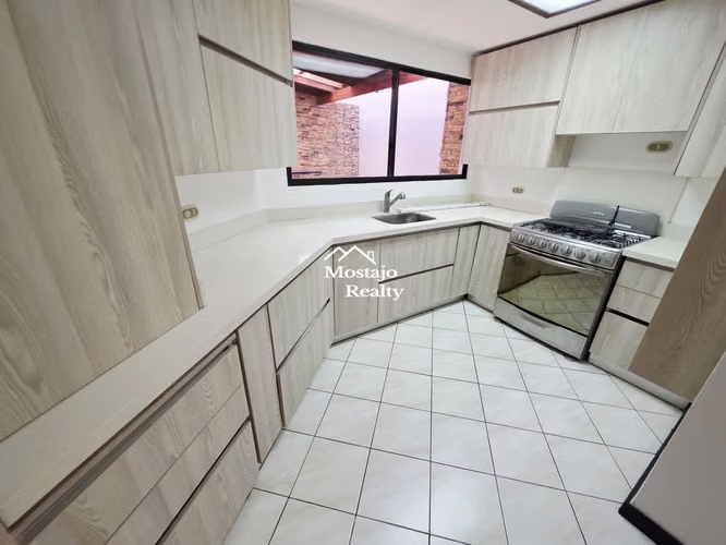 Venta de Casa, Condominio por el Country Club de Escazú, 4 parqueos - Imagen 3