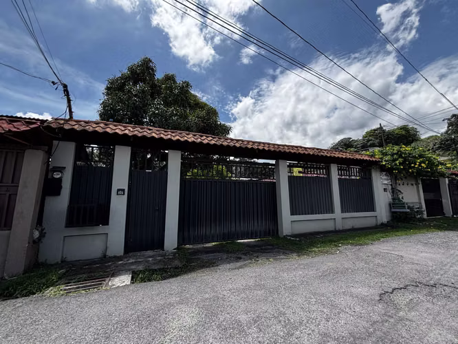 Venta de Casa en Ciudad Colón con gran terreno