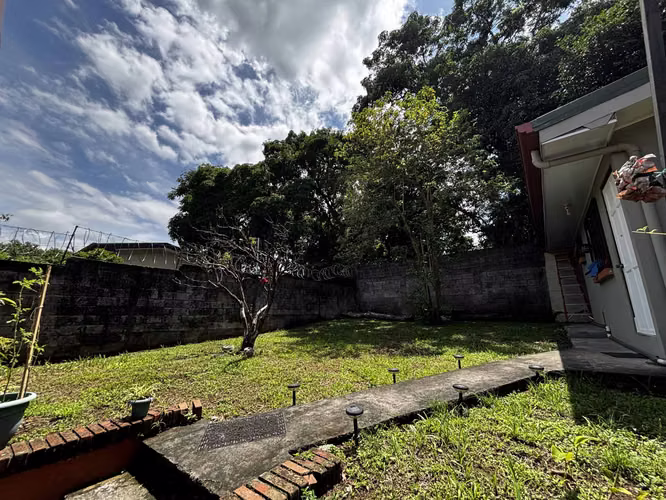 Venta de Casa en Ciudad Colón con gran terreno