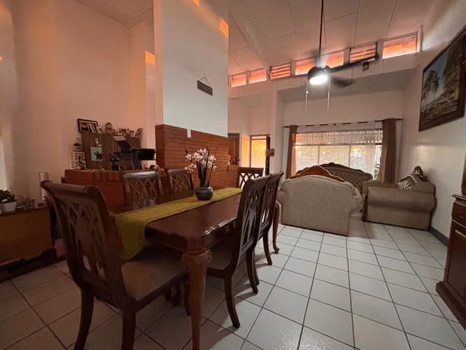 Venta de Casa en Ciudad Colón con gran terreno