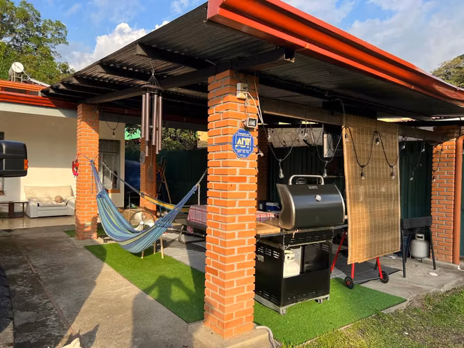 Venta de Casa en Ciudad Colón con gran terreno