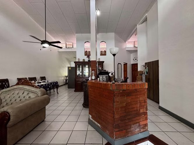 Venta de Casa en Ciudad Colón con gran terreno