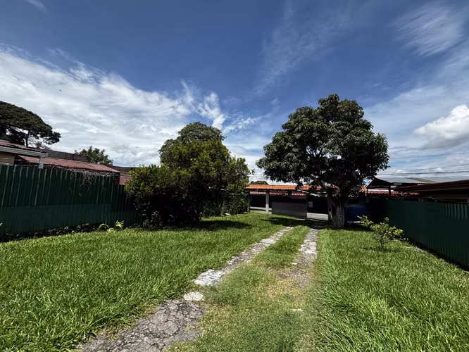 Venta de Casa en Ciudad Colón con gran terreno