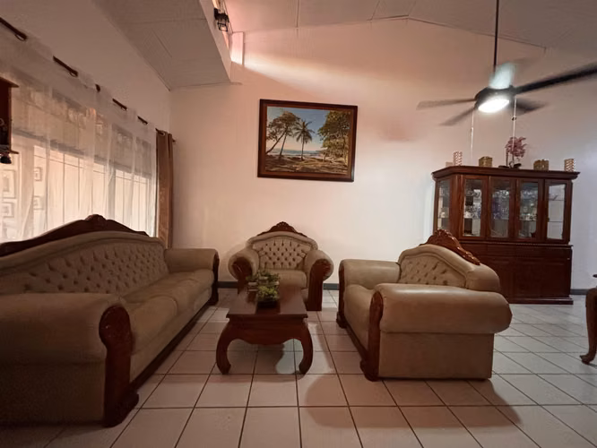 Venta de Casa en Ciudad Colón con gran terreno