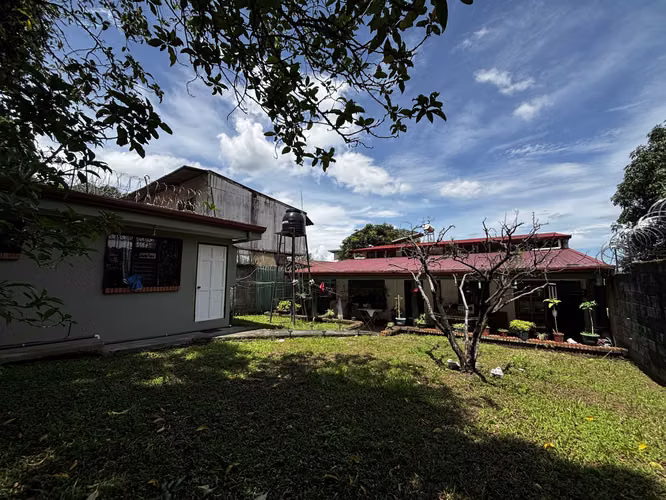 Venta de Casa en Ciudad Colón con gran terreno