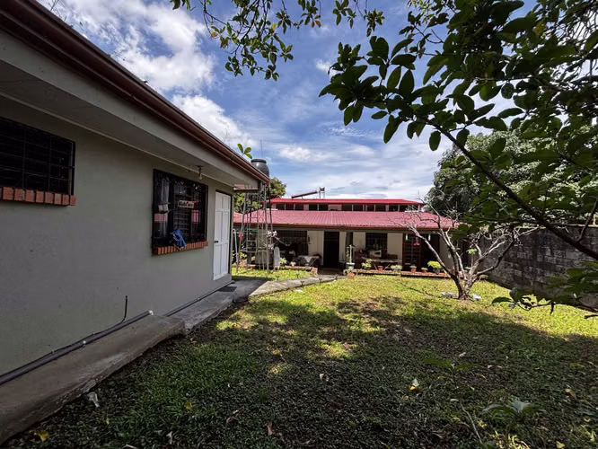 Venta de Casa en Ciudad Colón con gran terreno