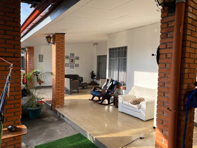 Venta de Casa en Ciudad Colón con gran terreno