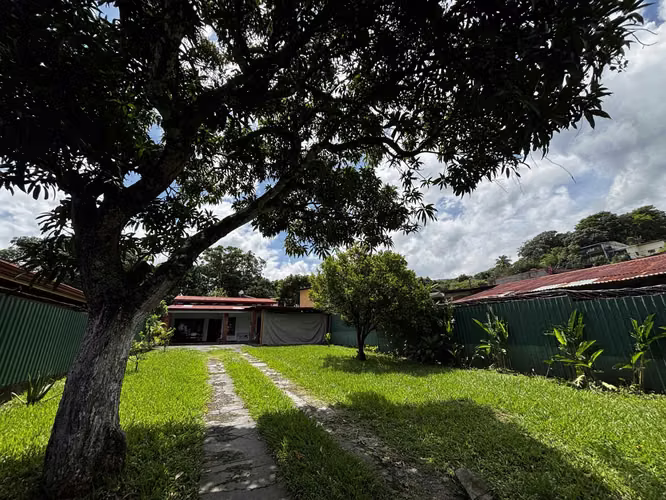 Venta de Casa en Ciudad Colón con gran terreno