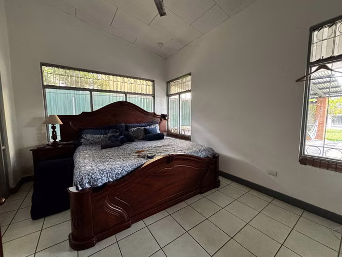Venta de Casa en Ciudad Colón con gran terreno