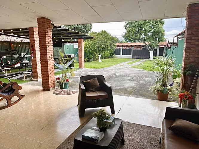 Venta de Casa en Ciudad Colón con gran terreno