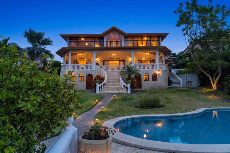 Villa Lunavista con Vistas Panorámicas en Guachipelín, Escazú
