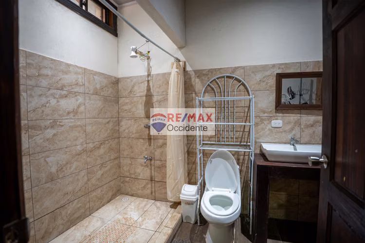 Casa en venta con Apartamentos ingreso privado