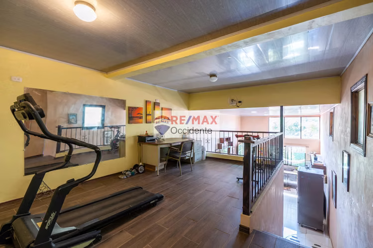 Casa en venta con Apartamentos ingreso privado
