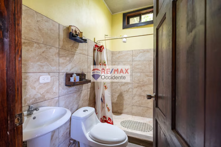 Casa en venta con Apartamentos ingreso privado