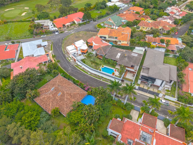 Obra de Arte Arquitectónica en Cariari con Apartamentos y Piscina