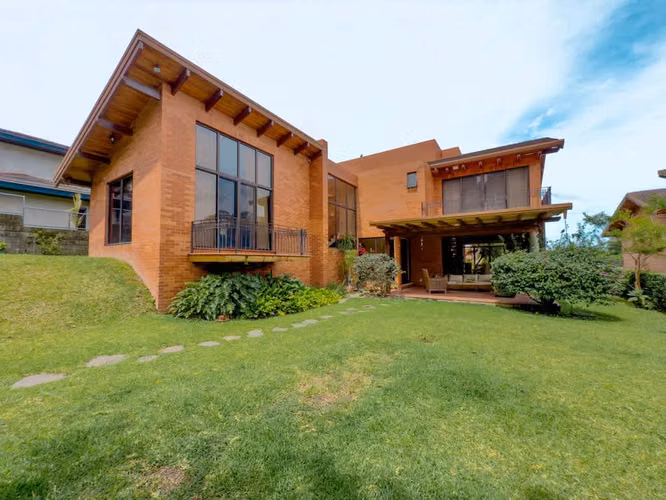 4 bedroom and 4 bathroom spectacular mountain home in Cerro Real, Escazú