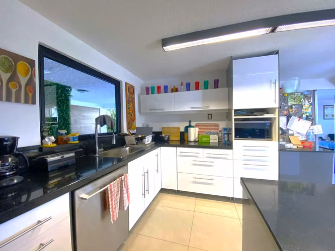 ¡Viva en el corazón de Escazú! Casa en Venta, con 4 habitaciones y jardín privado - Imagen 5