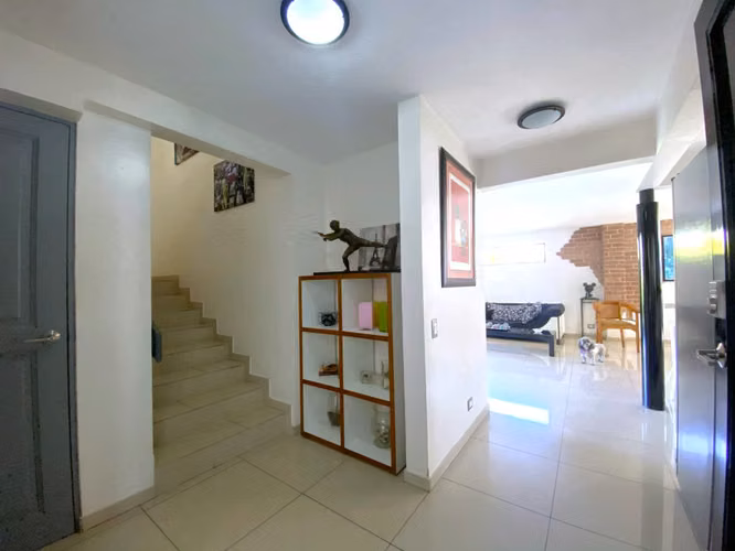 ¡Viva en el corazón de Escazú! Casa en Venta, con 4 habitaciones y jardín privado - Imagen 3
