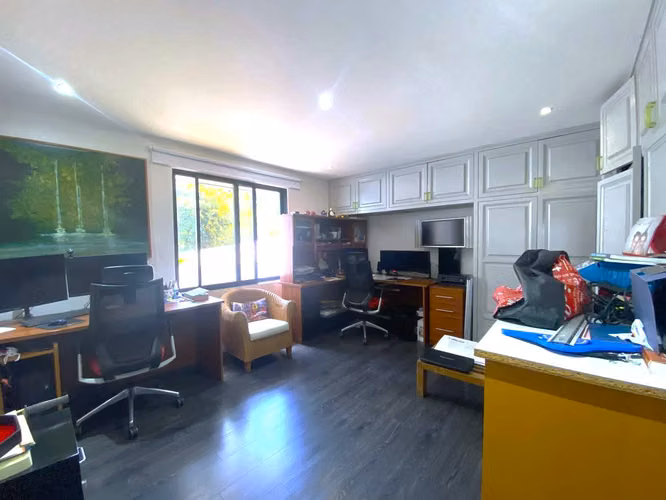 ¡Viva en el corazón de Escazú! Casa en Venta, con 4 habitaciones y jardín privado - Imagen 15