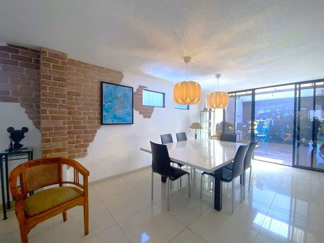 ¡Viva en el corazón de Escazú! Casa en Venta, con 4 habitaciones y jardín privado - Imagen 1