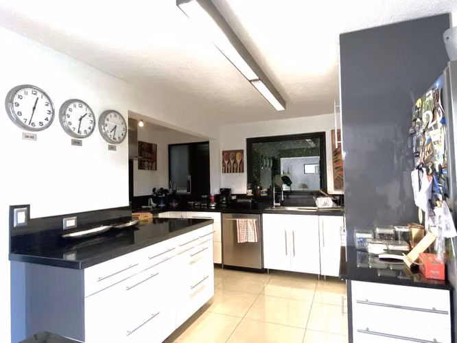 ¡Viva en el corazón de Escazú! Casa en Venta, con 4 habitaciones y jardín privado - Imagen 4