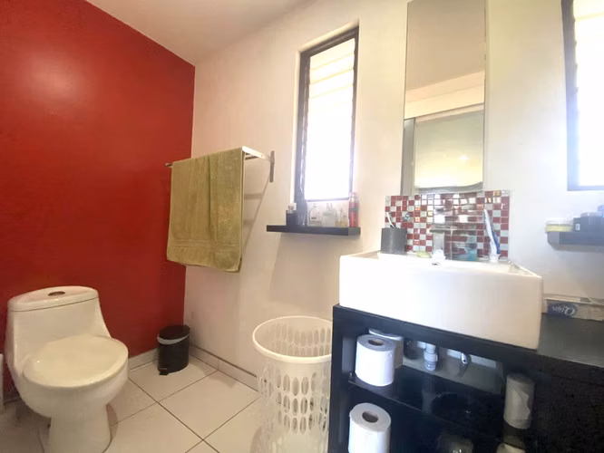 ¡Viva en el corazón de Escazú! Casa en Venta, con 4 habitaciones y jardín privado - Imagen 14