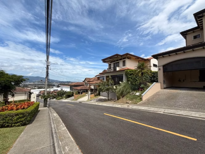 Venta de casa en Condominio en Ulloa, Heredia