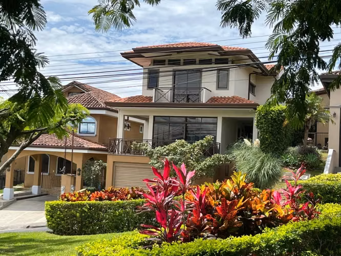 Venta de casa en Condominio en Ulloa, Heredia