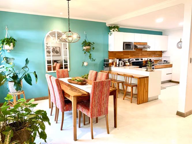 Venta de casa remodelada en Condominio Rincón de la Quebrada, Guachipelín de Escazú