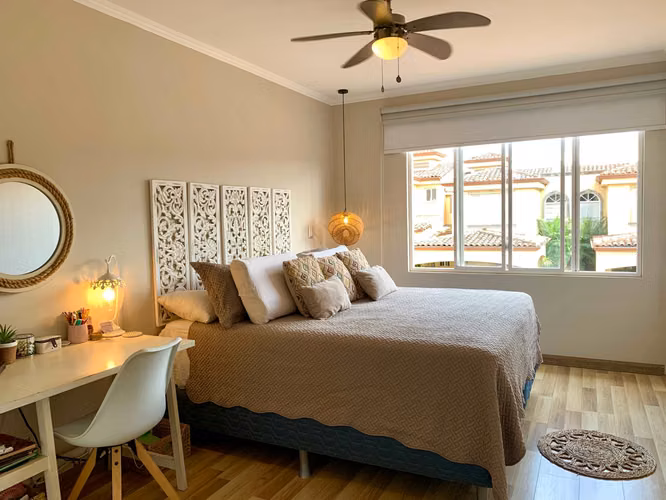 Venta de casa remodelada en Condominio Rincón de la Quebrada, Guachipelín de Escazú