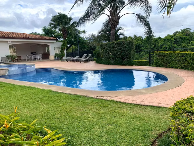 Venta de casa remodelada en Condominio Rincón de la Quebrada, Guachipelín de Escazú