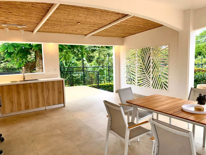 Venta de casa remodelada en Condominio Rincón de la Quebrada, Guachipelín de Escazú