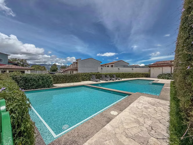 Venta de Casa dentro Exclusivo Condominio
