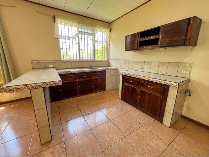¡REBAJADA: Propiedad de mas de 1000 m2 con casa y apartamento en Esparza y Puntarenas!