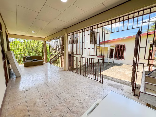¡REBAJADA: Propiedad de mas de 1000 m2 con casa y apartamento en Esparza y Puntarenas!