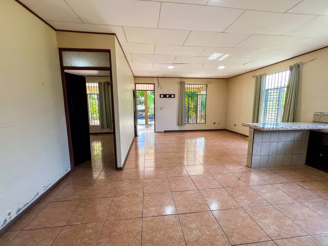 ¡REBAJADA: Propiedad de mas de 1000 m2 con casa y apartamento en Esparza y Puntarenas!