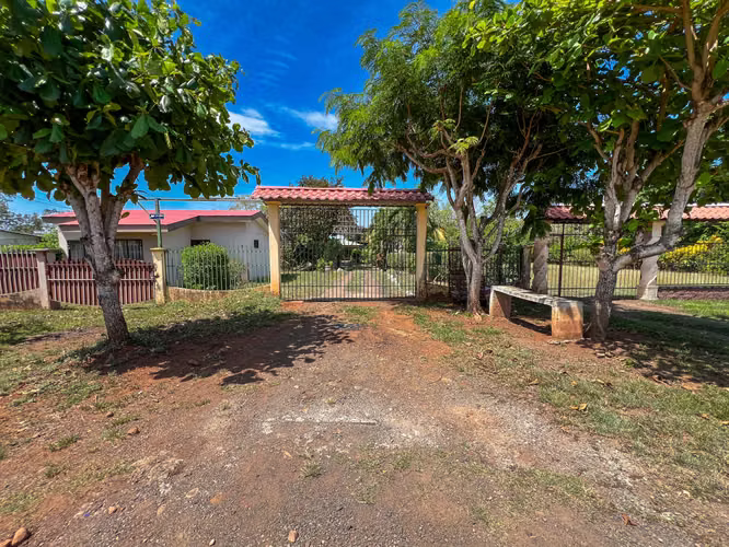 ¡REBAJADA: Propiedad de mas de 1000 m2 con casa y apartamento en Esparza y Puntarenas!