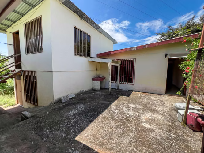 ¡REBAJADA: Propiedad de mas de 1000 m2 con casa y apartamento en Esparza y Puntarenas!