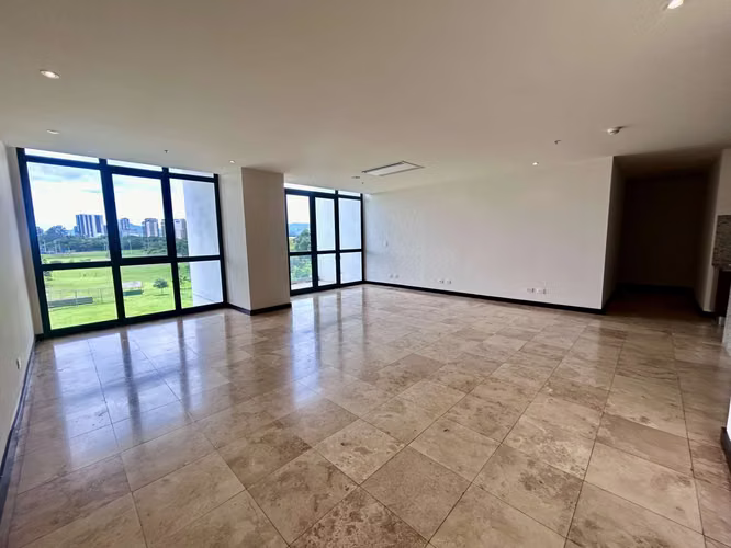 Venta de apartamento de lujo amplio en Sabana. Edificio muy exclusivo.