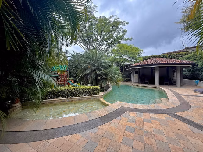 VENTA DE CASA EN LAURELES, ESCAZÚ*