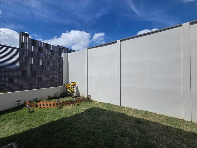VENTA DE CASA EN CONDOMINIO BLUE, LOS ARCOS, HEREDIA