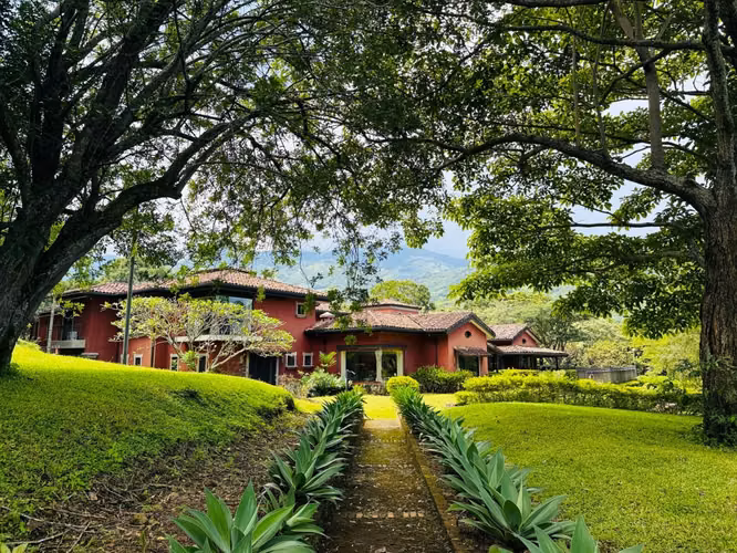 Exclusiva Hacienda de Lujo en Venta en Salitral de Santa Ana – Villa Artesana