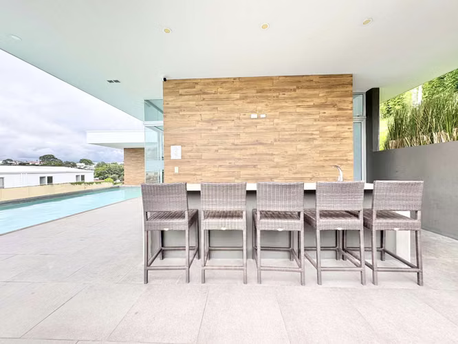 Moderna casa en San Rafael de Escazú con linea blanca