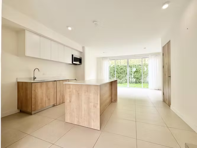 Moderna casa en San Rafael de Escazú con linea blanca