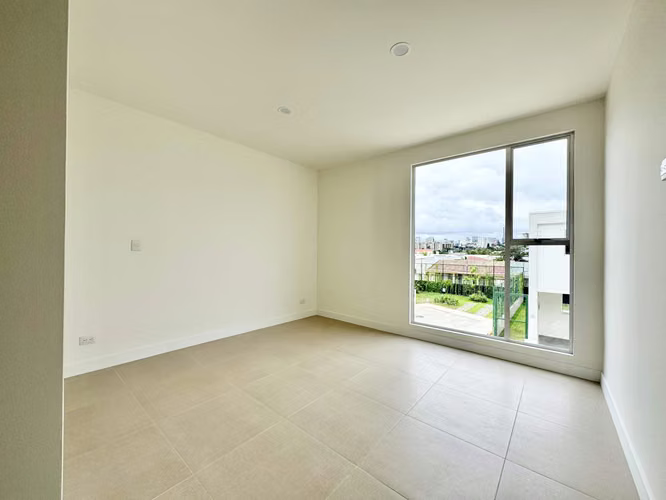 Moderna casa en San Rafael de Escazú con linea blanca