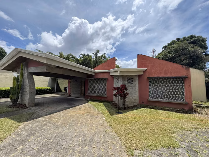 Casa amplia en venta en Guachipelín de Escazú