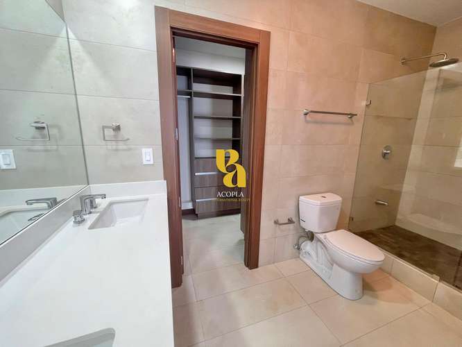 Alquiler de amplio apartamento en Escazú